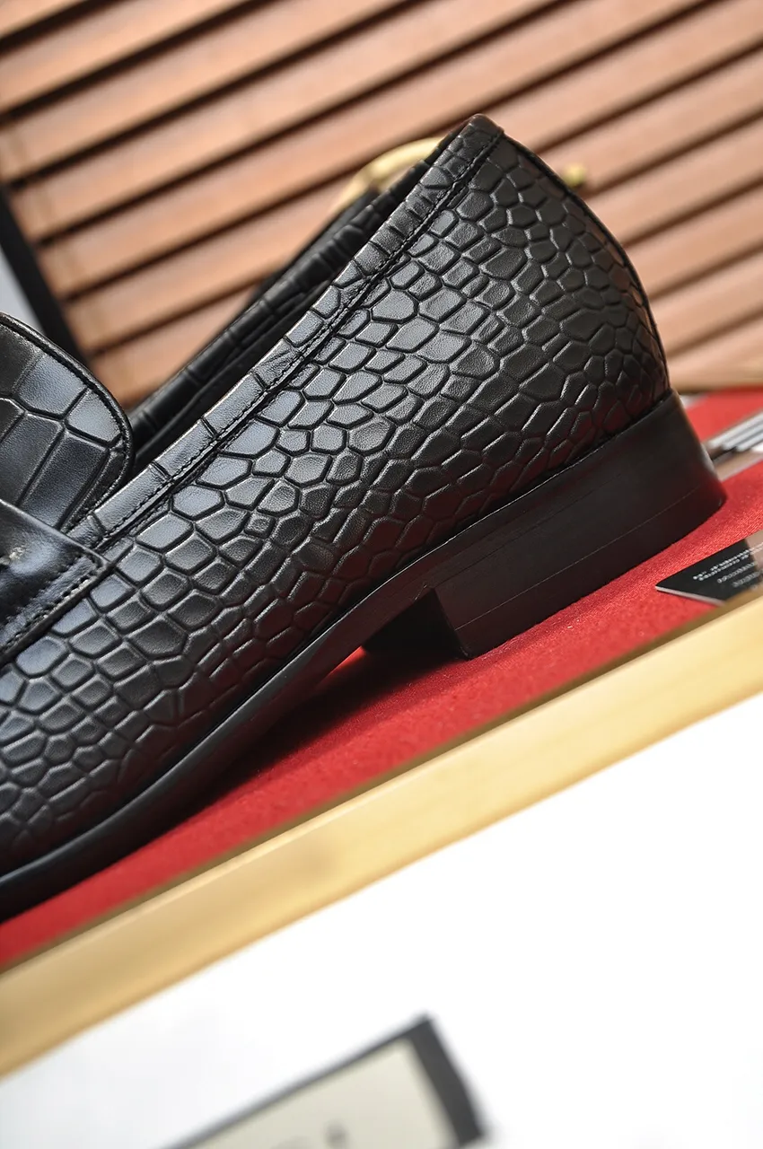 Men's shoes💰500💶Italy's top luxury men's shoe giant (GUCCI) (Gucci) (full cowhide lining) new arrival🍃Original European style🔰 Pleasant to the eye😍In order to make the shoes more durable and non-deformable🌀The production continues to follow traditional methods but there is still no lack of innovation💪Choose original sheepskin for the leather♻️ Smooth and natural And extra bright ⭐Made of imported cowhide, the first choice of rich people 38-45 (45 customized)